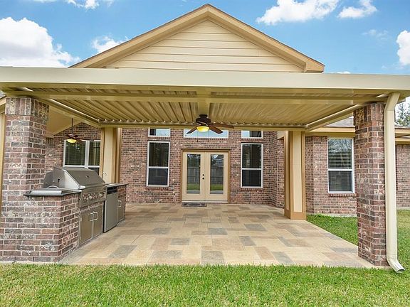 Lots of extras in this home, including this covered patio and outdoor kitchen!