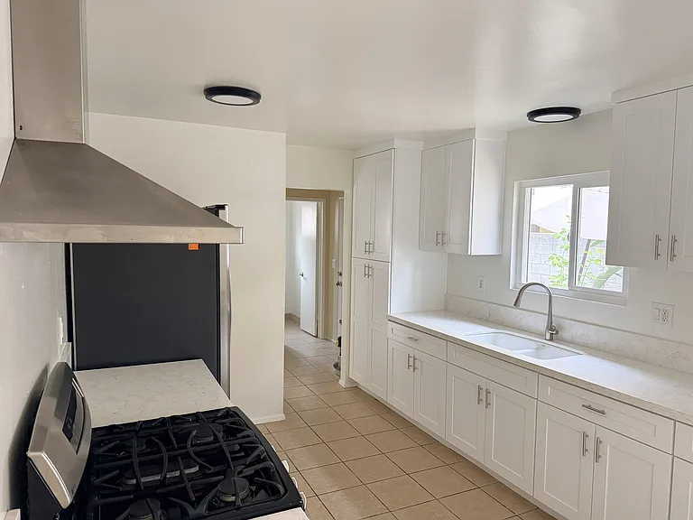 4224 1/2 N La Rica Ave — Photo 6
