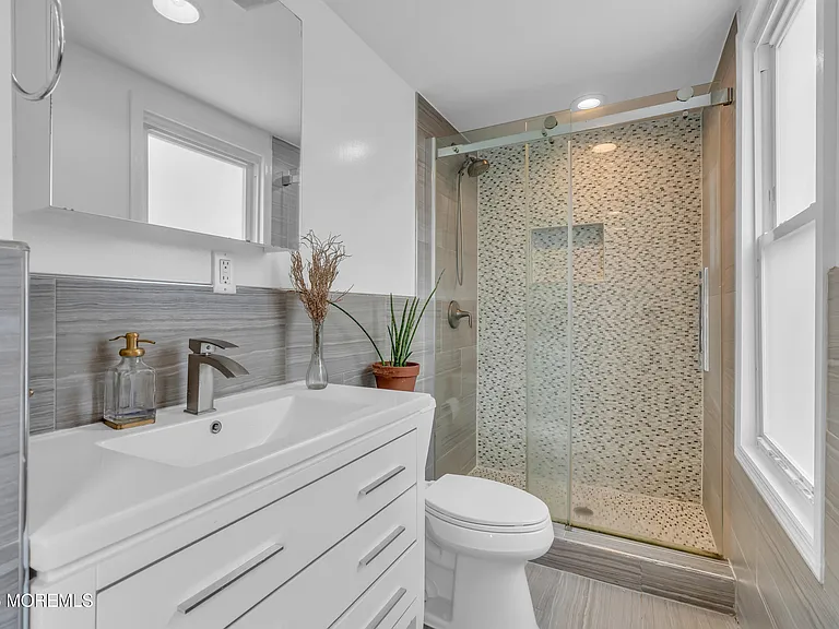 323 Roosevelt Ave — Photo 11