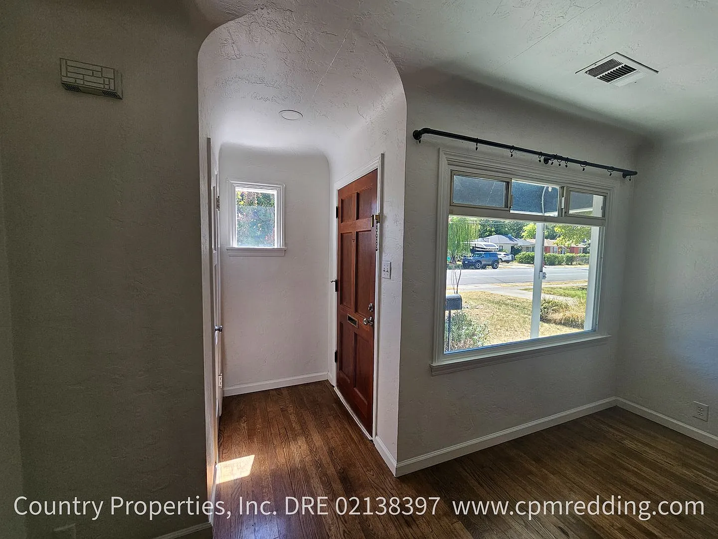 Classic Garden Tract 2 Bedroom House with Hardwood Floors Available Now! — Photo 4