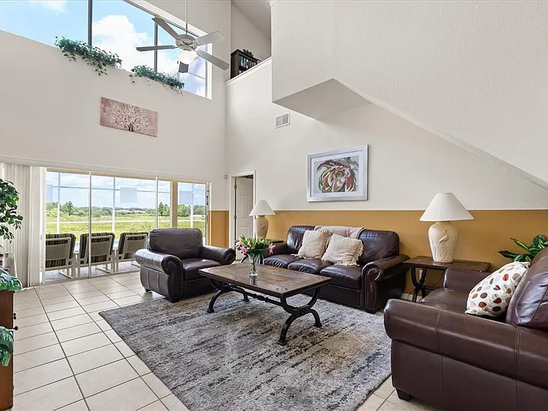 526 Windsor Pl — Photo 3
