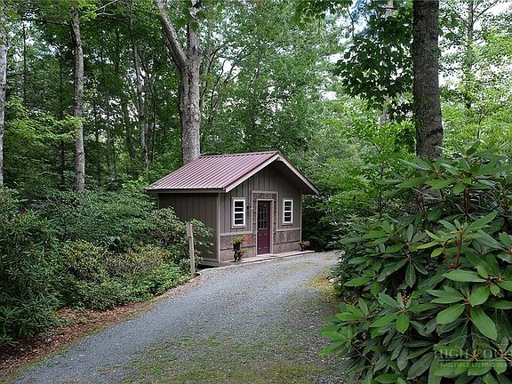 3rd image of 203 Black Pine Road