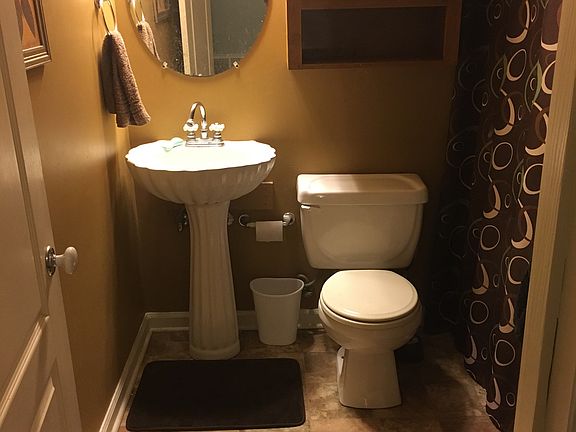 Upstairs full bathroom