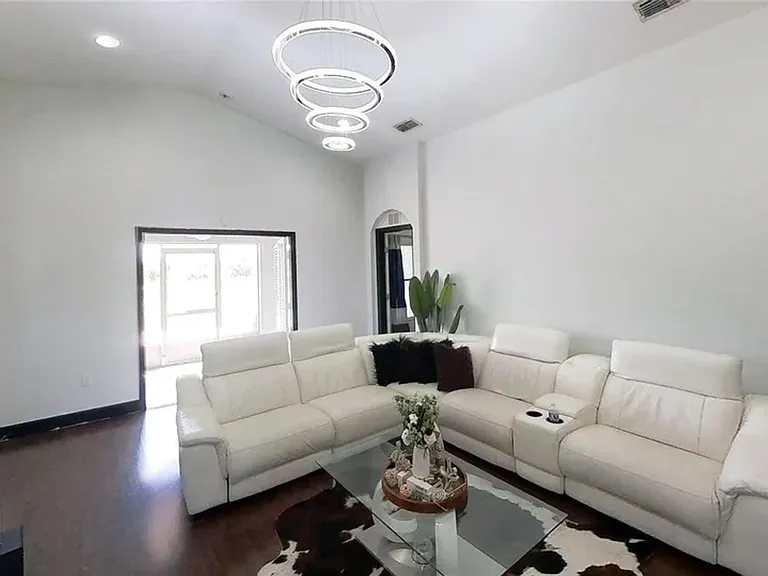 2641 Sunset Cir — Photo 2