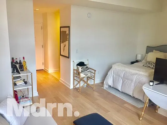 Rented by Mdrn Residential | media 35