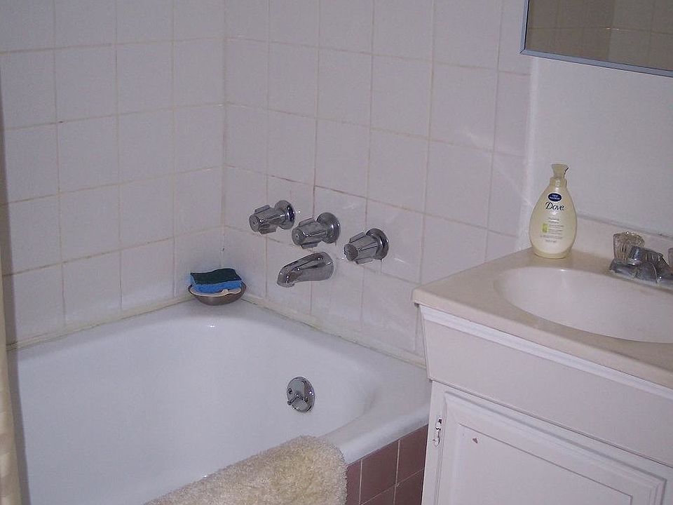2nd image of 1808 1/4 W 36th St