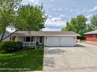 829 8th Ave E, Dickinson, ND 58601
