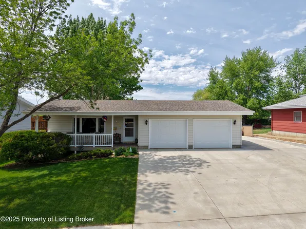 829 8th Ave E, Dickinson, ND 58601