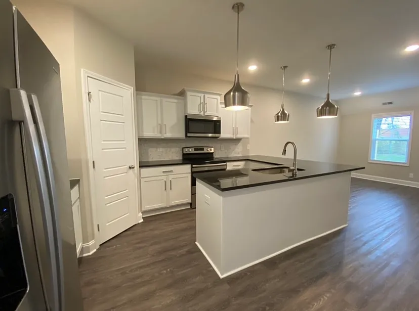 1032 Glenkirk Drive - C — Photo 3