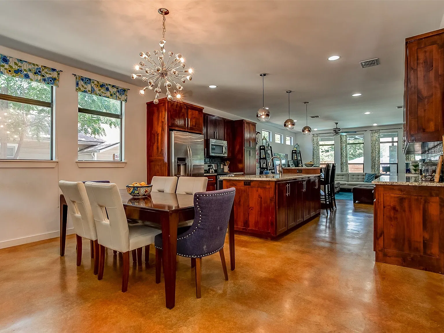4 bed, 3.0 bath, 2436 sqft, $4,200 — Photo 4