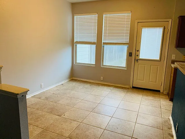 3 bed, 2.5 bath, 1248 sqft, $1,570 — Photo 3