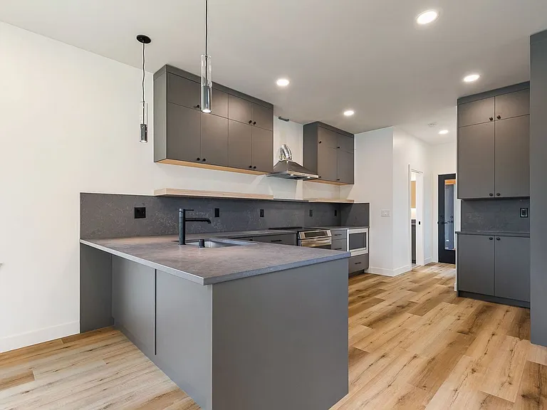 1615 Larrabee Ave — Photo 6