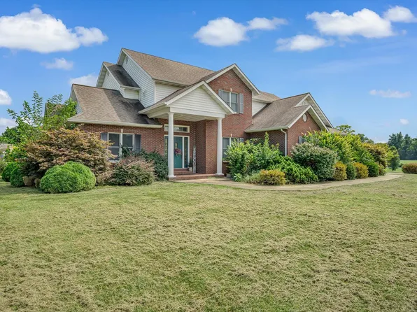 16 Windswept Dr, Nashville, IL 62263