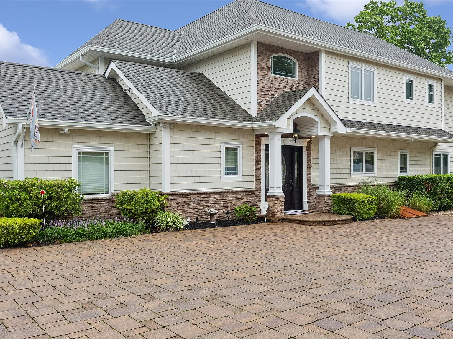 4 bed, 4.0 bath, 3807 sqft — Photo 1