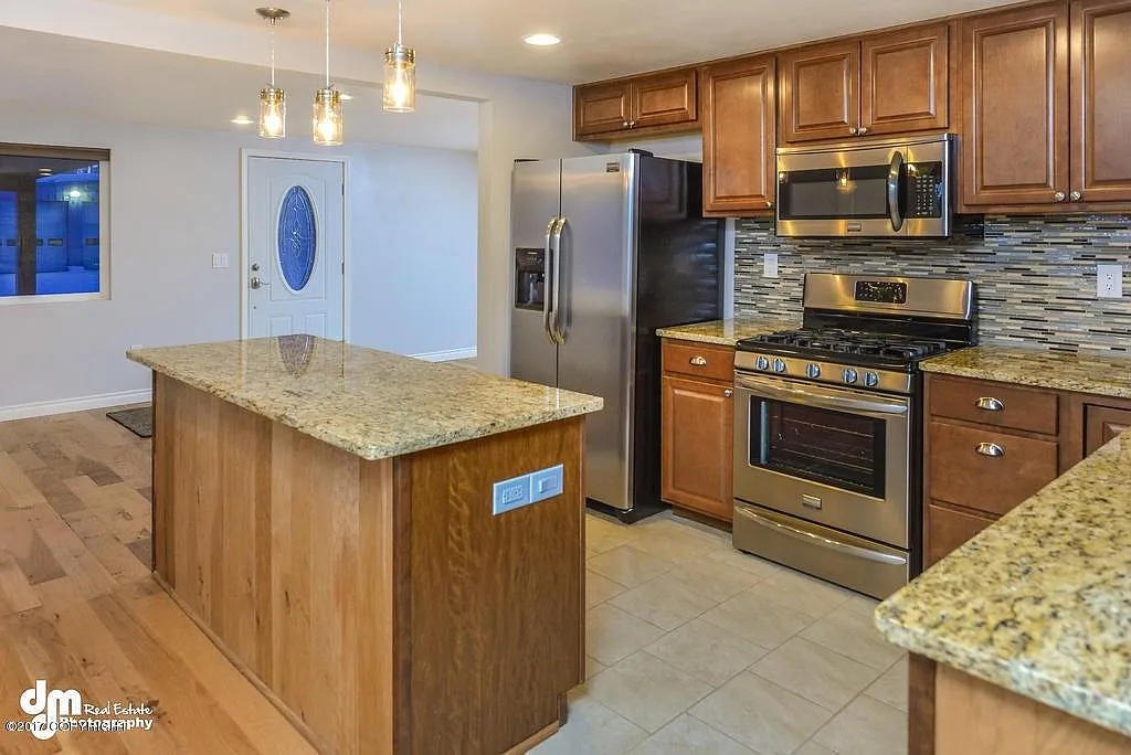 3 bed, 1280 sqft, $2,725 — Photo 2