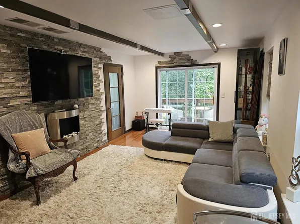 10 Russell Ct, Matawan, NJ 07747
