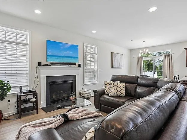 3 bed, 1651 sqft, $2,995 — Photo 3