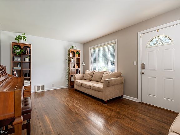 5th image of 2909 33rd St NE