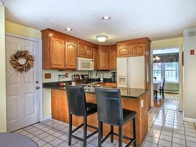 64 David Rd — Photo 10