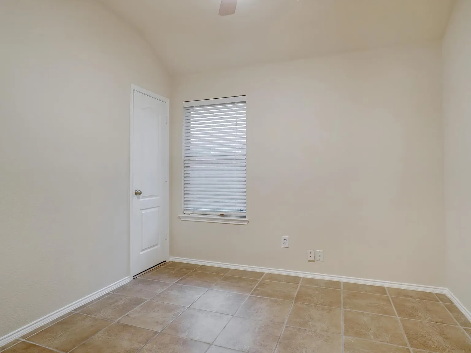 3 bed, 1906 sqft, $2,550 — Photo 3