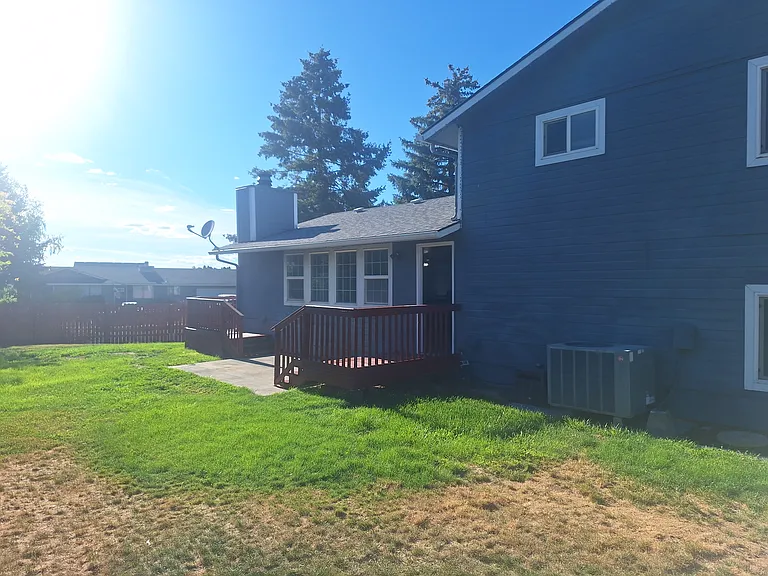 213 Sharon Ave E — Photo 8