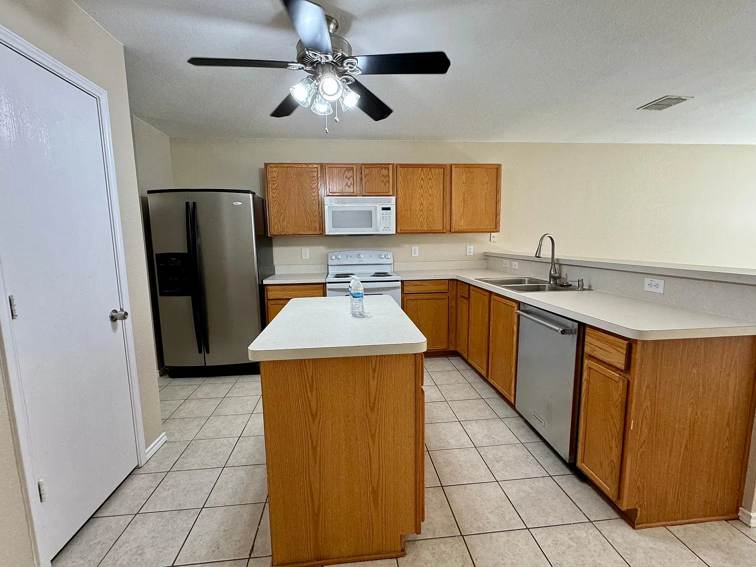 3 bed, 1385 sqft, $1,850 — Photo 3