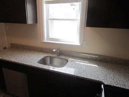 3rd image of 526 W Moyamensing Ave
