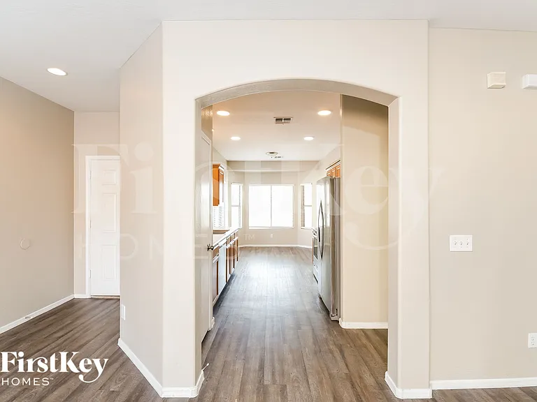 2850 E Silverbell Rd — Photo 4