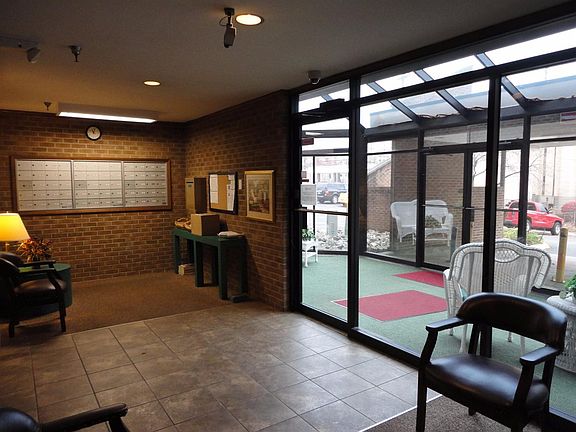 4th image of 3004 Glenmore Ave Unit 407