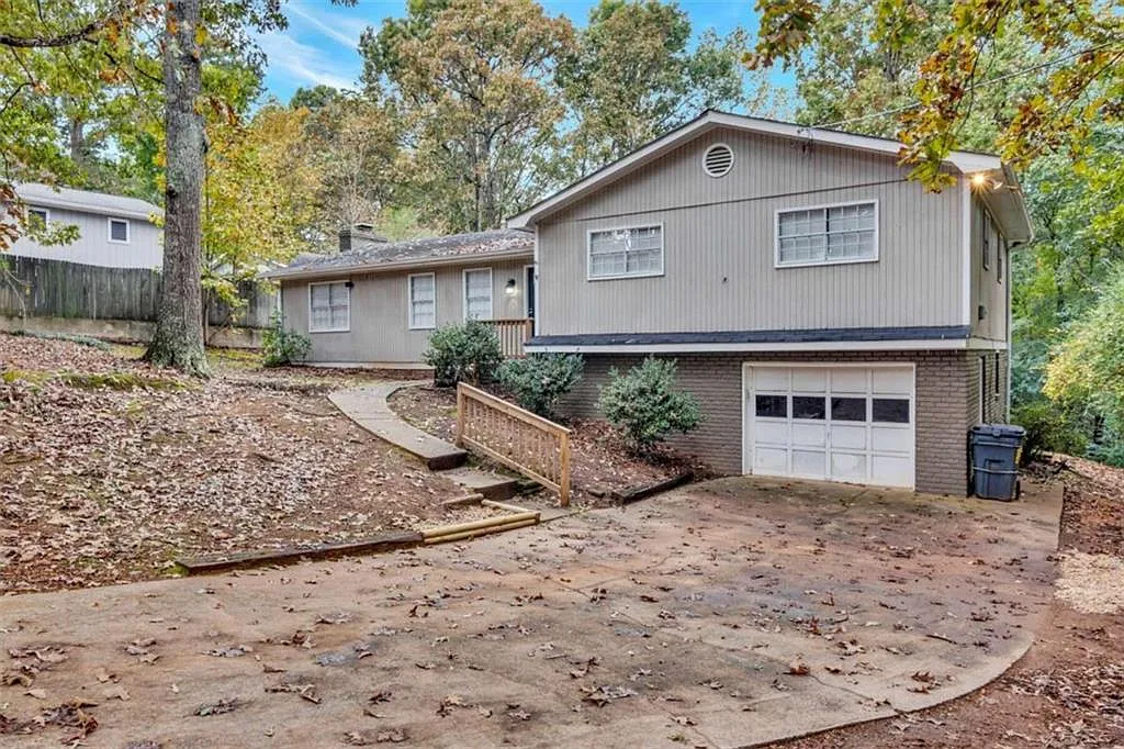 4 bed, 2.0 bath, 1800 sqft, $5,750 — Photo 1