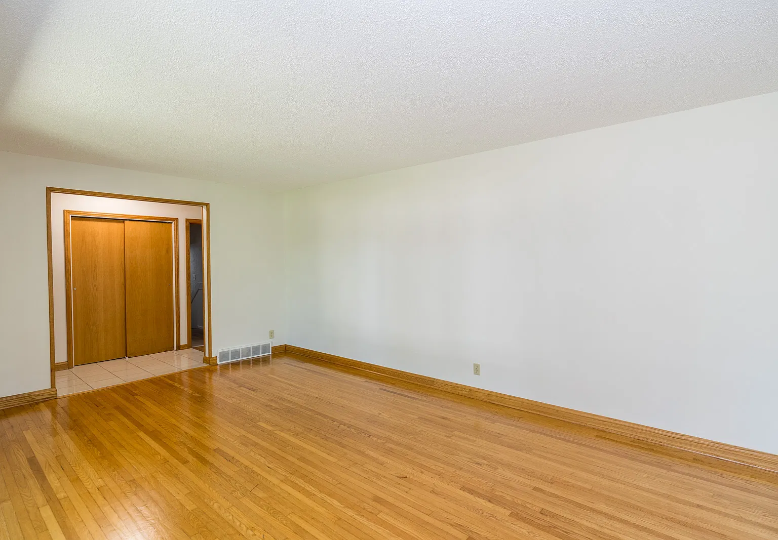 1062 Beach Avenue - 1062 — Photo 3