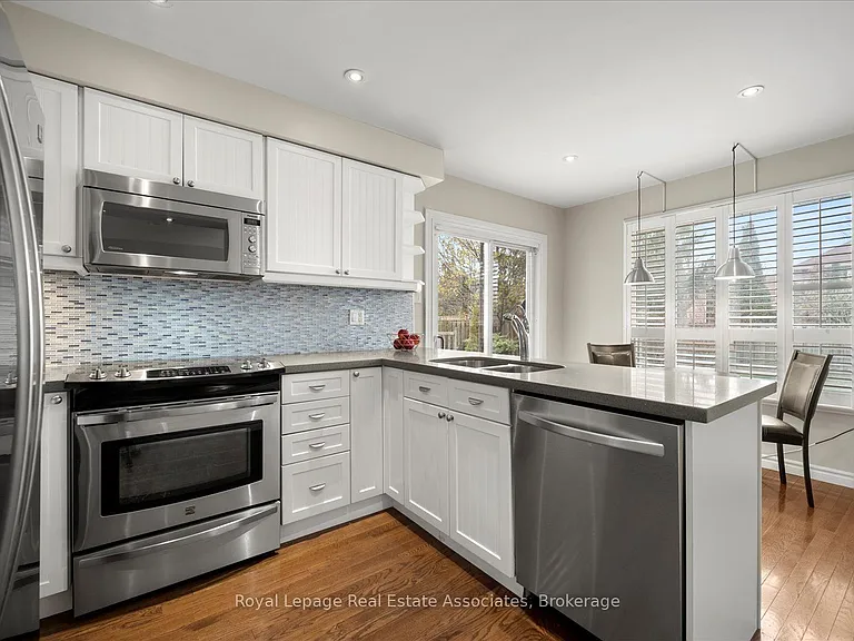438 Claremont Cres — Photo 16