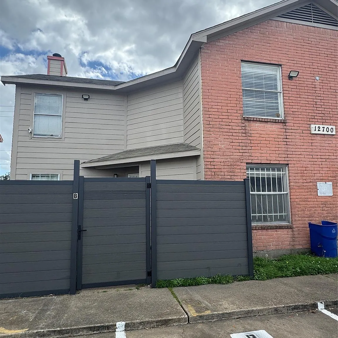 2 bed, 1.5 bath, 4372 sqft, $1,350 — Photo 2