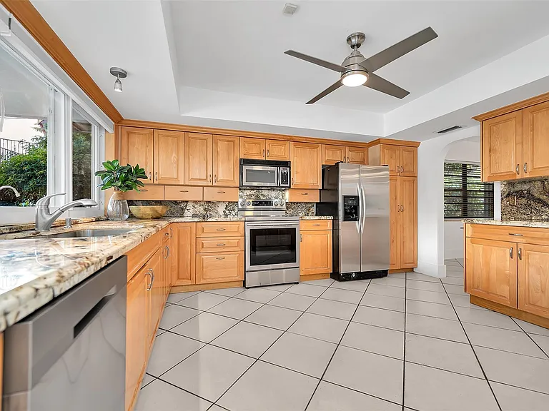 2427 Sea Island Dr — Photo 18