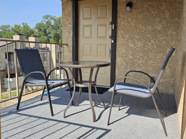 1728 Crest Point Dr, Arlington, TX 76012