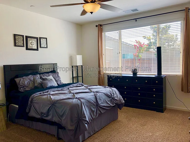 3031 N Schneider Ave — Photo 4