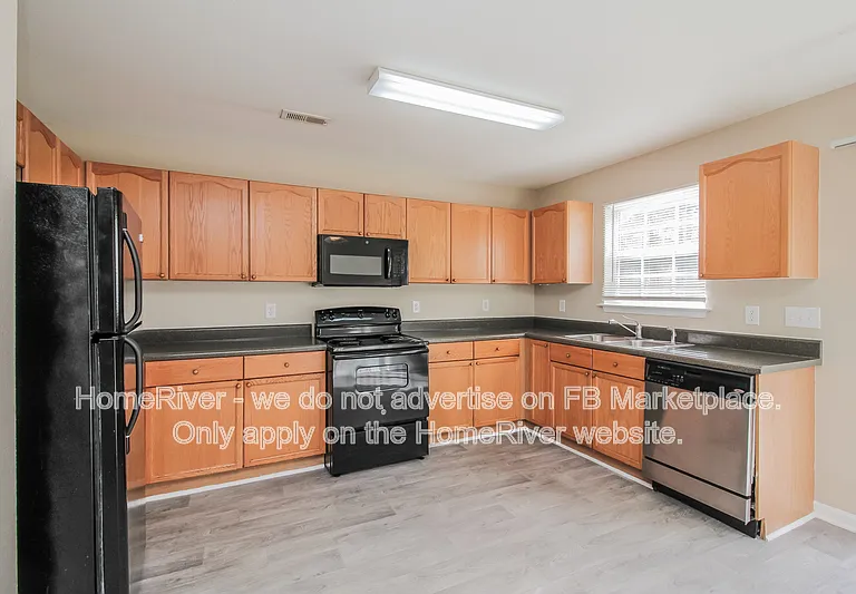 1740 Harland St — Photo 6