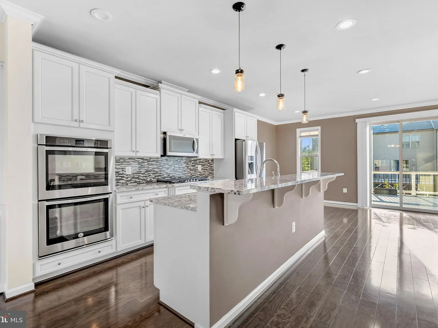 3 bed, 4.0 bath, 2211 sqft, $3,300 — Photo 4