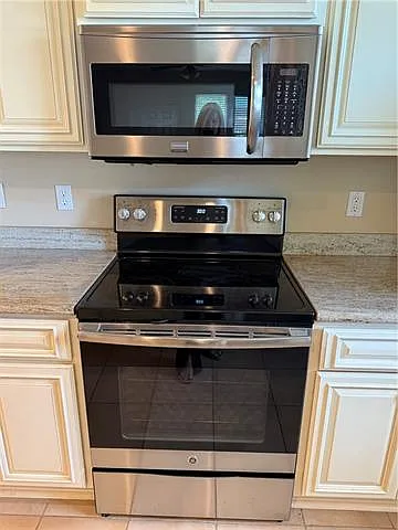 3 bed, 2.5 bath, 1556 sqft, $2,400 — Photo 4