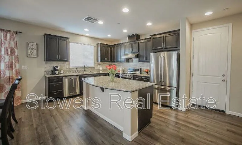 4 bed, 2.5 bath, 2075 sqft, $3,495 — Photo 3