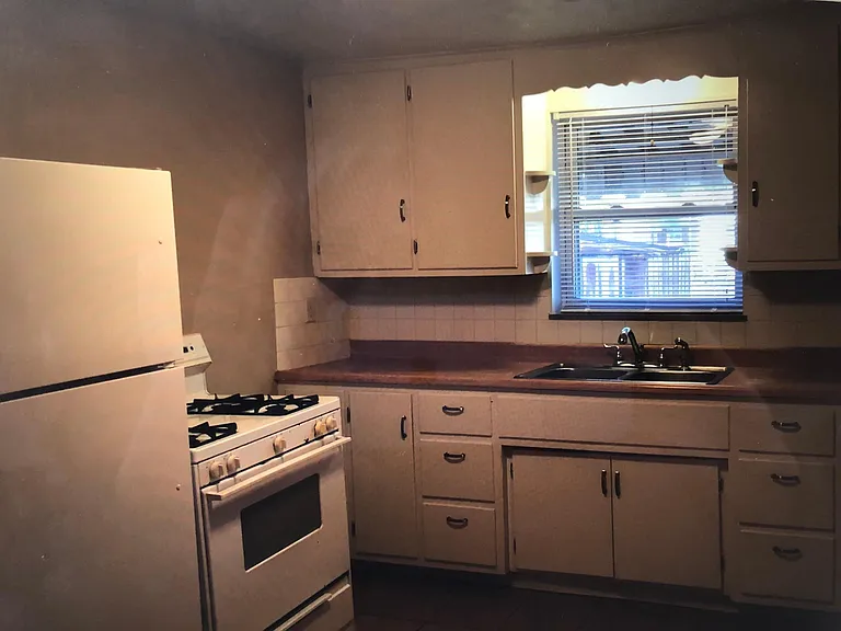 2408 E 8th St — Photo 5