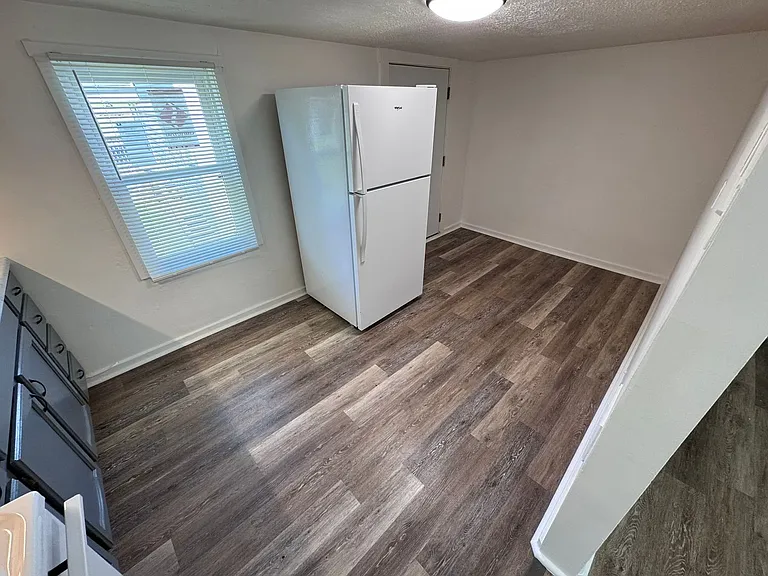 1827 California Ave — Photo 15