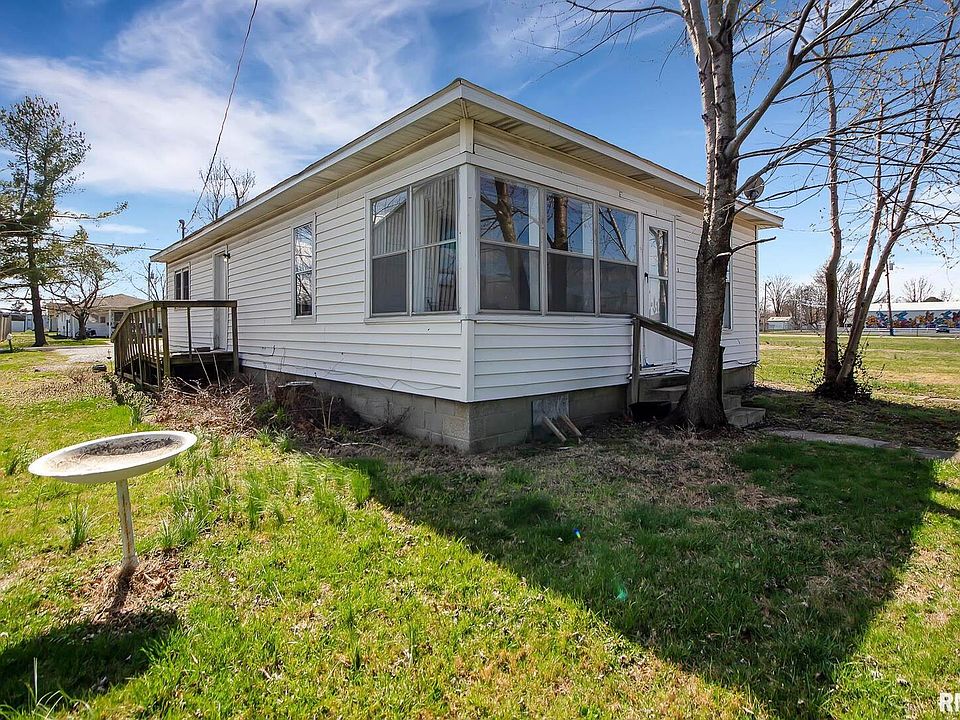 1st image of 1006 E Dickinson Dr
