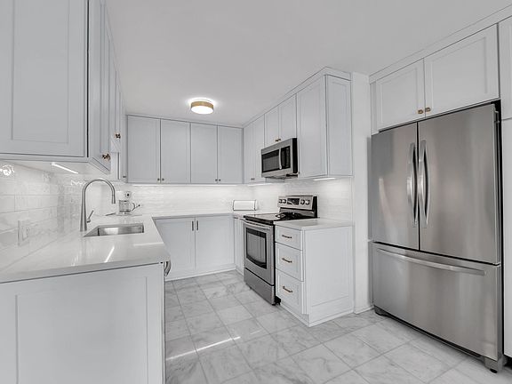 4th image of 5855 N Sheridan Rd APT 21J