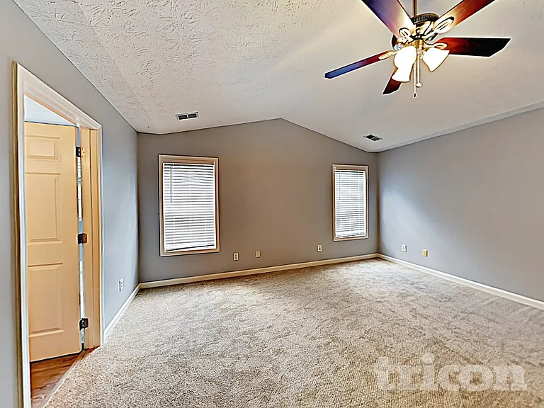 726 Westbury Dr — Photo 8