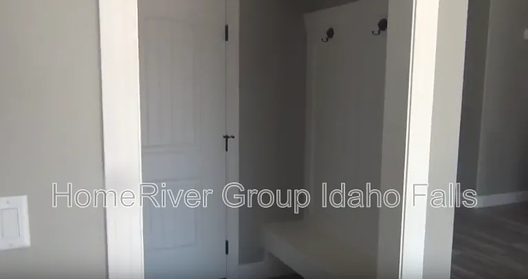 3131 Capri Dr — Photo 5