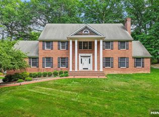 10 Wood Hollow Trl, Upper Saddle River, NJ 07458