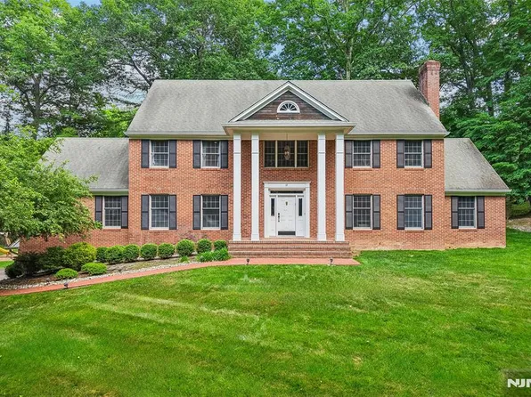 10 Wood Hollow Trl, Upper Saddle River, NJ 07458