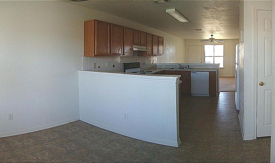 005_Dining Area open to Kitchen_12212021