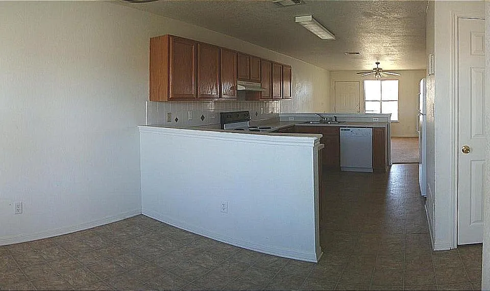 005_Dining Area open to Kitchen_12212021